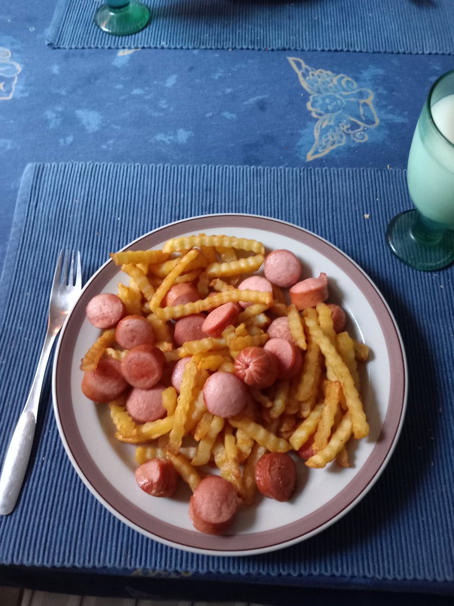 JuhaTenhonen's tweet photo. Ku byrokraatit lyö taas kokoajan vyön alle, ni jaksaminen heiluu kuilun partaalla. Huonot yöunet ja koko päivän kestävä vitutus esti unet päivälläkin, ni en uskaltanu ees pyöräilee ja #äijäillallinen oli vaa #mape #Snellman #iivarikuoreton ja #mummon #ranskalaiset #ranut, ku muut https://t.co/DdwhAfYrl4