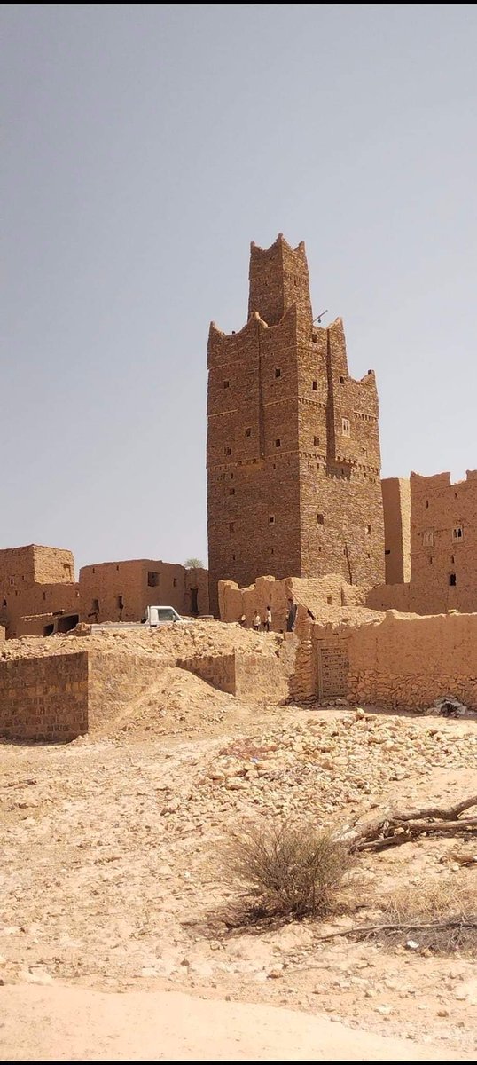 fayya22's tweet photo. في شبوة  يقف عدد من القلاع والحصون كحارس يطل من علو ومنذ القدم ولكل قلعة أو حصن  قصة أو حدث يمثل شهادة على تاريخ المنطقة في مرحلة زمنية

#حصن_الشجين_التاريخي
#شبوة https://t.co/VRXZgDpbHn