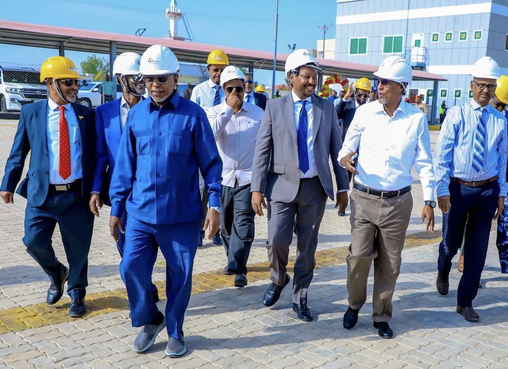 Dahabshil's tweet photo. A new oil storage terminal has been opened at the port city of #Berbera to serve the Horn of Africa region.
The CEO of #DahabshiilGroup, Abdirashid Duale, said the newly launched oil terminal will serve as an essential gateway for the importation of fuel products into the region. https://t.co/DzlMwP8YIK
