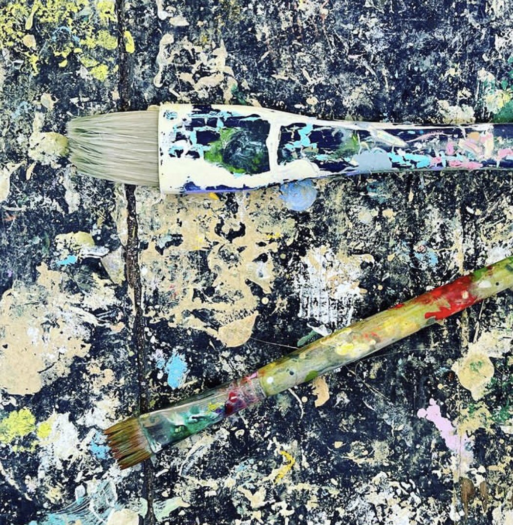 ArtMaterialsAus's tweet image. Spot the brushes well used Warhols Wife short flat shader paintbrushes and Pro Hart Swagger signature long handle hog bristle paintbrush. #artmaterialsaustralia #ama #prohartswagger #warholswife