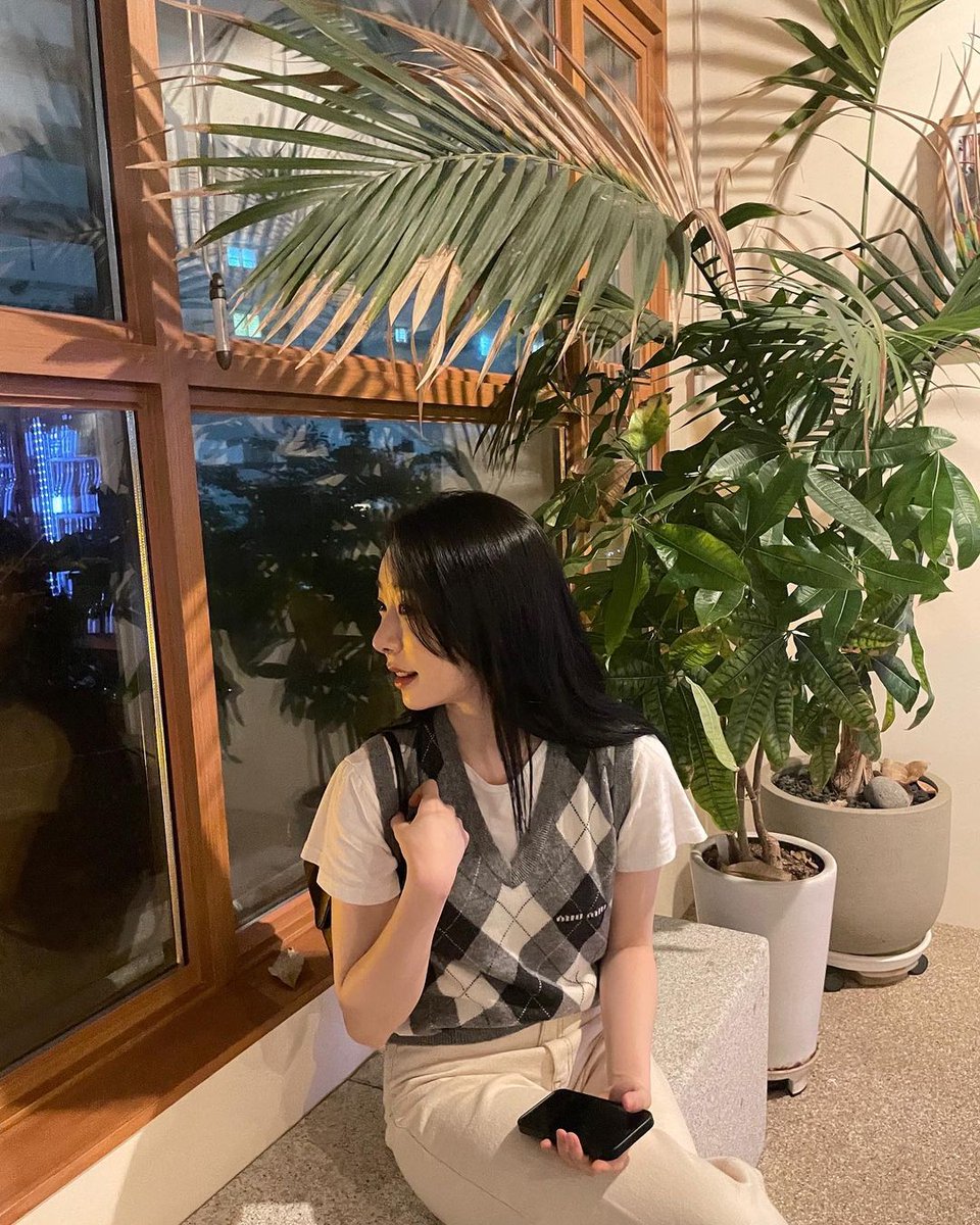 [TRANS] 230817 #YEONJUNG IG update

Belated birthday party❔Thank you, my friends 🙇‍♀️ ​​​

#HappyYEONJUNGDay 
#우주소녀 #연정 #WJSN