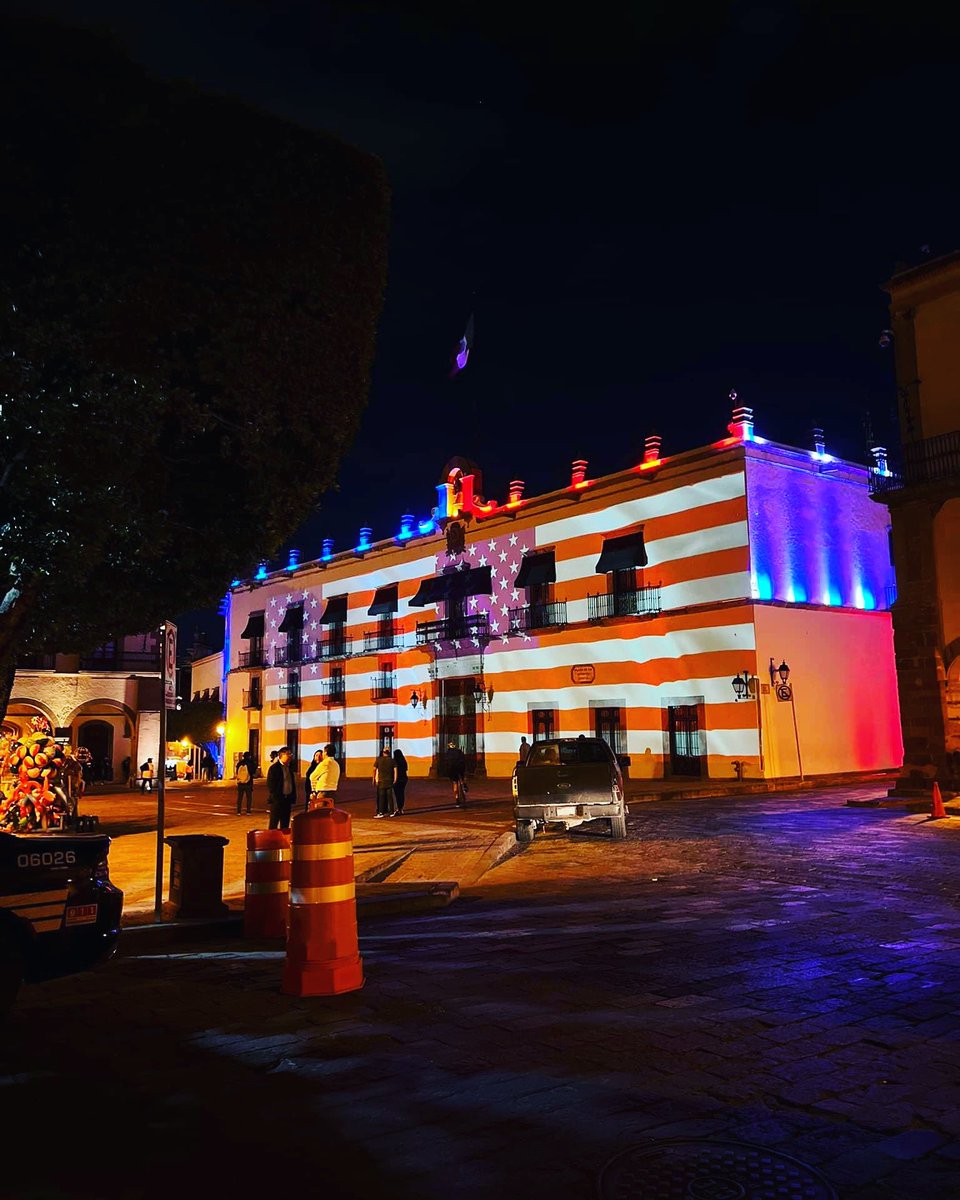 JLAguileraQro's tweet photo. Leer hará que no le pongas la bandera de Estados Unidos en la fachada de la casa de la Corregidora de Queretaro! Pd. Los libros de texto gratuito también hay de historia de México! https://t.co/wtjvwWxfwH