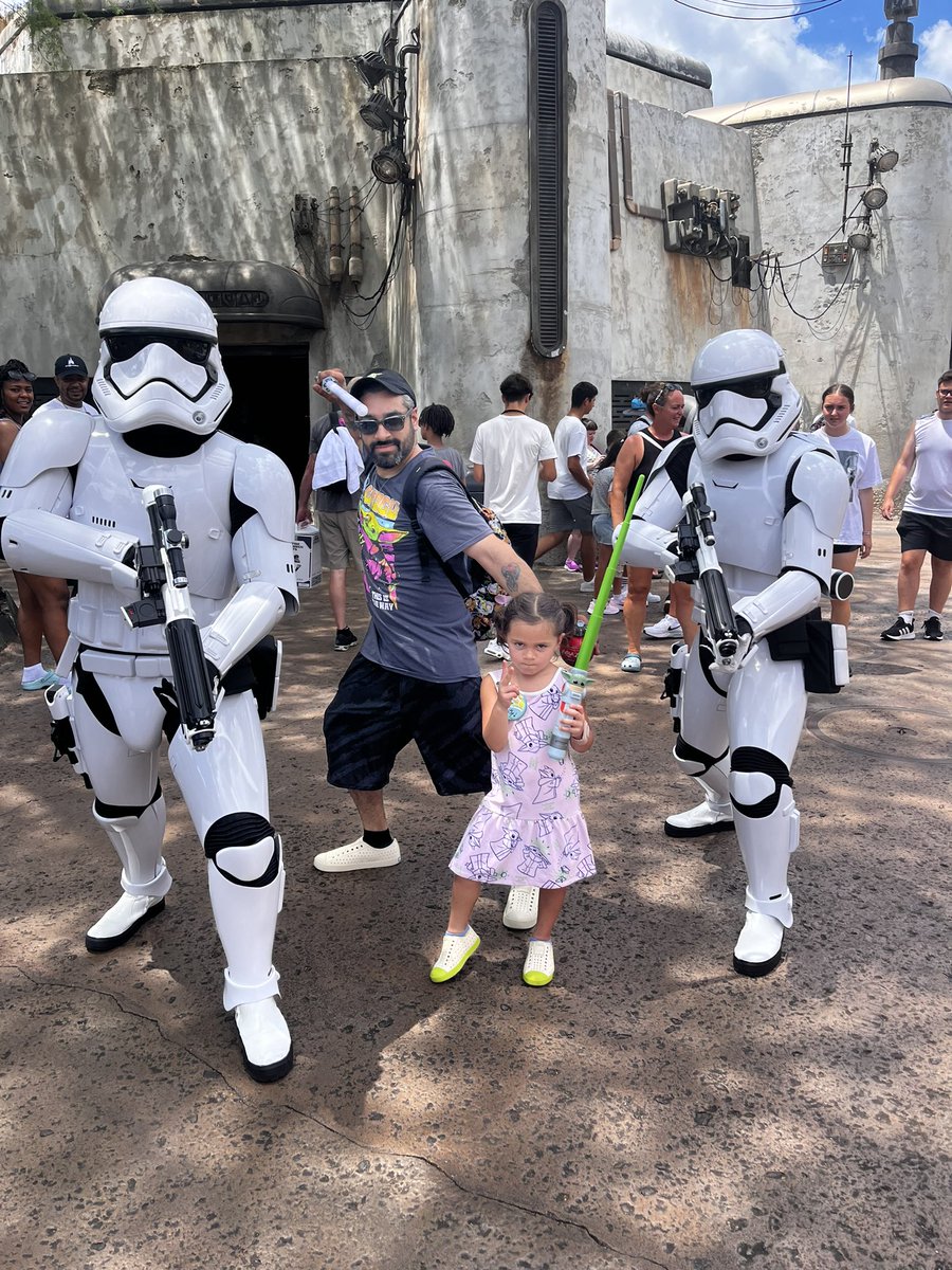MrsC_media's tweet photo. The force is strong with this one! #futurejedi #disneyworld #avalily #avasilly #starwars @waltdisneyworld @starwars https://t.co/iN7HC6Jq8w