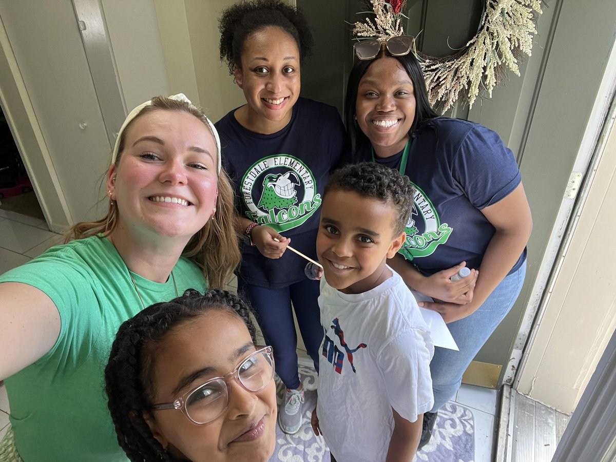 Falcon_Clement1's tweet photo. Welcome Walks @ForestdaleES 
Loved meeting my new students 💚 https://t.co/225JvdccYJ