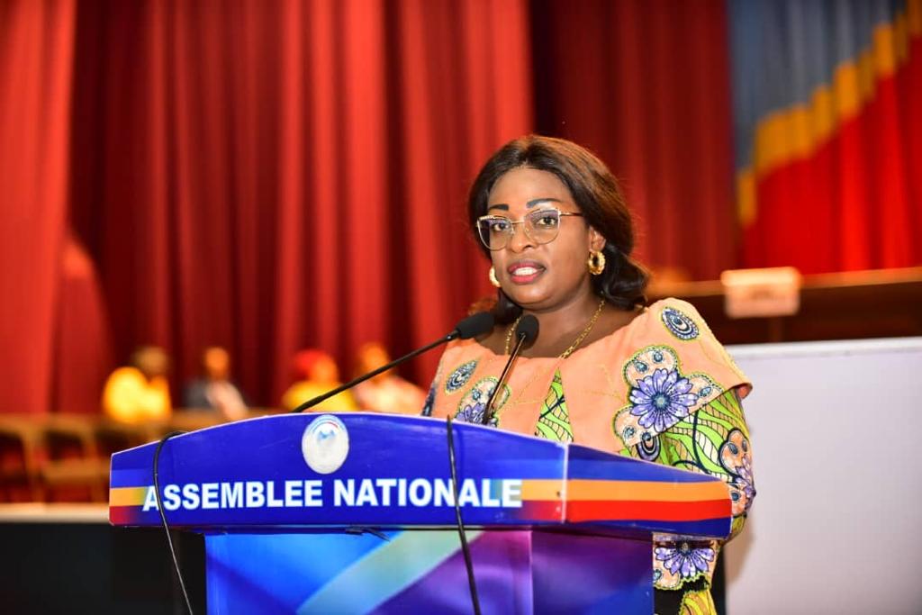BDituzolele's tweet photo. Incendie au Camp Lufungula : la députée nationale @NyenyeziSolange exprime sa compassion et plaide pour pour l’aménagement des sites appropriés pour les familles militaires https://t.co/bj6WBQitKT @DieumerciMat @KitambalaMarcel https://t.co/j5KWeqOhUz