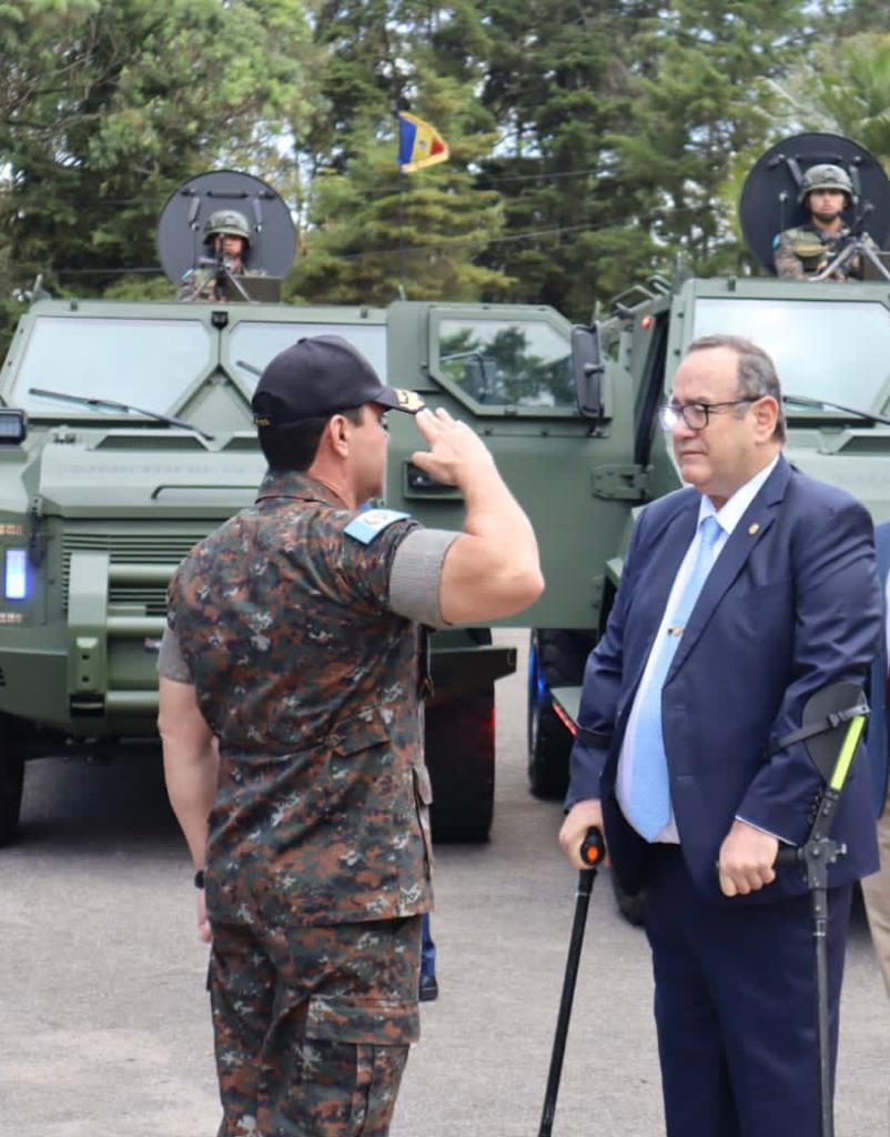 SrMindefGT's tweet photo. Esta mañana junto al Presidente Constitucional de la República y Comandante General del Ejército @DrGiammattei, participé en la supervisión y entrega al Comandante de la Brigada Militar "Mariscal Zavala", de los cuatro vehículos tácticos pesados https://t.co/PgHuxaj0C6