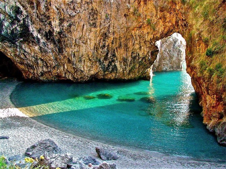 JamesLucasIT's tweet photo. La spiaggia dell'Arcomagno di San Nicola Arcella, in provincia di Cosenza, è una delle più belle della Calabria.
Situata lungo la Riviera dei Cedri, la spiaggia è un luogo dalla bellezza ineffabile dove le rocce danno vita ad uno spettacolo mozzafiato unico al mondo. https://t.co/fA6GMAAKtV