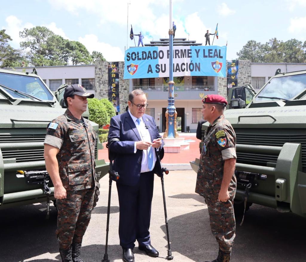 SrMindefGT's tweet photo. Esta mañana junto al Presidente Constitucional de la República y Comandante General del Ejército @DrGiammattei, participé en la supervisión y entrega al Comandante de la Brigada Militar "Mariscal Zavala", de los cuatro vehículos tácticos pesados https://t.co/PgHuxaj0C6