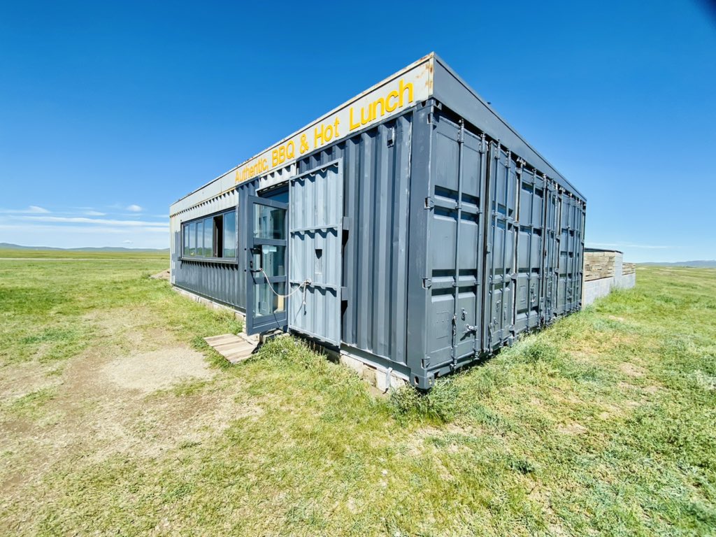 EmmanuelPierrat's tweet photo. 5/5) Le tout dans des paysages grandioses avec un resto routier improbable au carrefour de deux régions pour déjeuner et une seule mignonette petite ville juste avant ma destination finale…

#mongolie #mongolia #envoyage #traveladdict  #chamanisme #shamanism #ovoo #chameau #camel #dunes #monastère #monastery #monk #moine #bouddhisme #buddhism #paysage #patrimoine #nature #animaux #animals #gengiskhan #karkorum #karkhorin