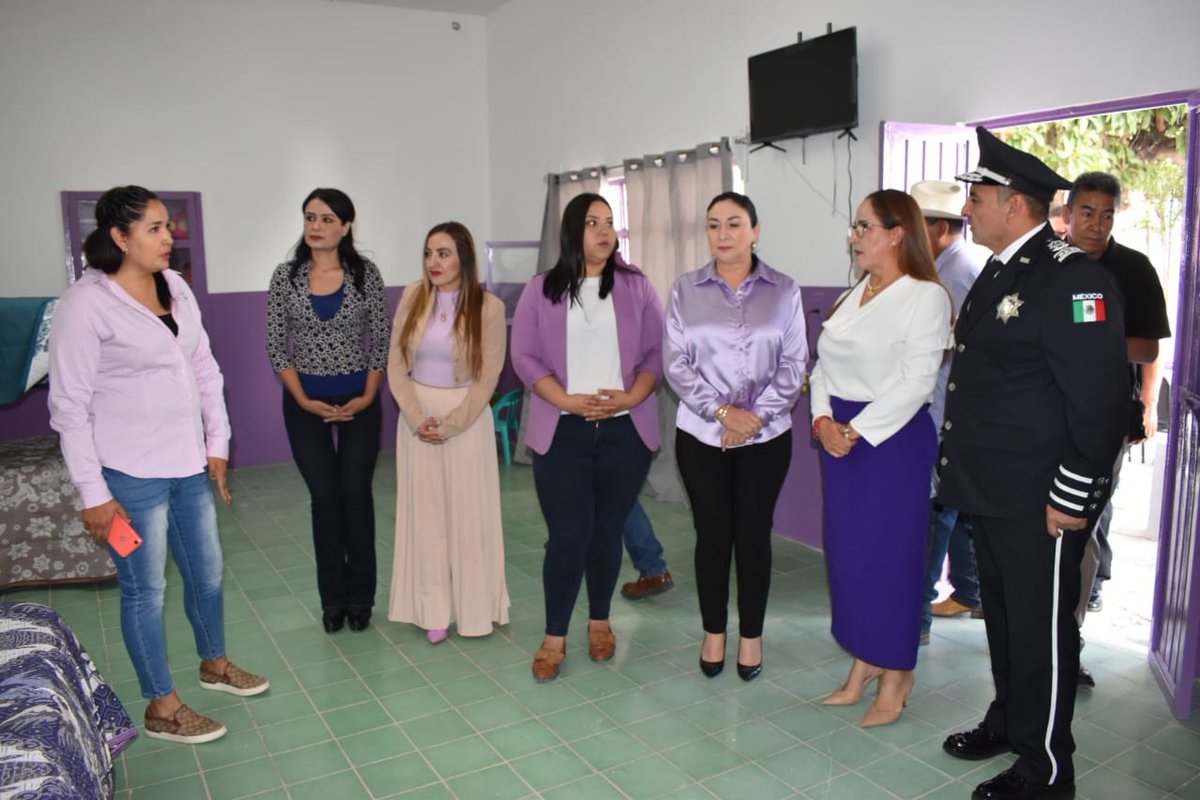sspdgo's tweet photo. Con la representación del Dr. @EVillegasV ,Gobernador del Edo, el Comisionado @LicOscarGalvan ,Srio de Seguridad junto con la Pdta Mpal de Canatlán, Ma. de los Ángeles Rojas, pusieron en operación  Unidad Especializada de Atencion a Víctimas de Violencia Fam. y de Género #UEAVIG https://t.co/pq3fqVCGHM
