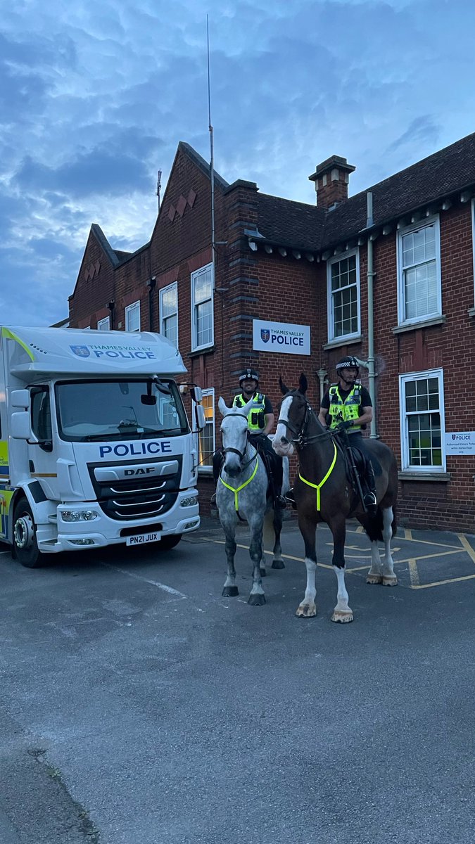 PHs Harper & Odin took a trip to Pangbourne this evening to help @TVP_WestBerks with anti social behaviour patrols🐴 👮‍♂️ 
Everyone was in good spirits & they were pleased to see the boys 🥳