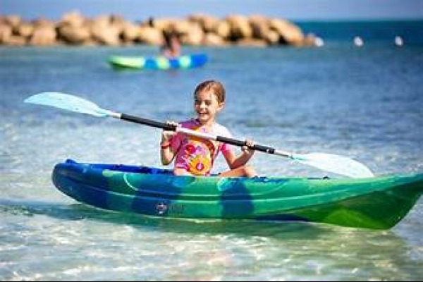 crystal_h2022's tweet photo. 🌊 Dive into the crystal-clear waters of the Grand Bahamas with Crystals Travels! 🐬 

Unplug from the daily grind and immerse yourself in nature's paradise. 

Who would you take on this aquatic adventure? 🏊‍♂️ 

#OceanEscape #TravelGrandBahamas 🌊 https://t.co/qRD4QpMRtb