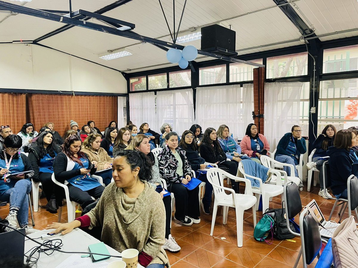 cmds_nunoa's tweet photo. Equipo del Colegio Amapolas, participa de la capacitación “Abordaje del Comportamiento Complejo”, sobre estrategias para abordar conductas de los estudiantes que implican un mayor desafío. Destacamos estas iniciativas que entregan nuevas herramientas a los equipos educativos. 👏 https://t.co/3VbzWeDd3T