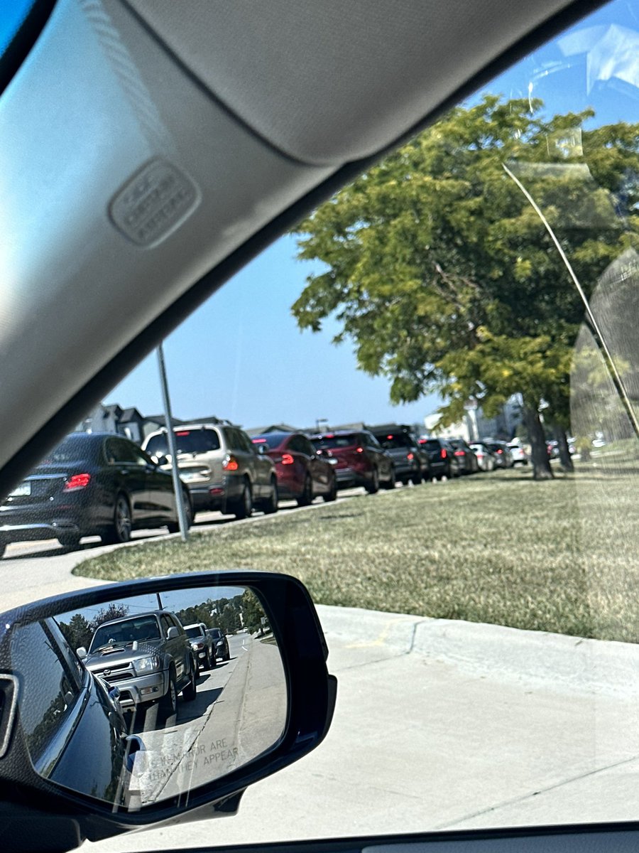 CyberKOfficial's tweet photo. @stemschoolHR you guys really need to get pickup thing under control ! … line backed up all the way up the street at 2:28 ? .. STOP LETTING PEOPLE IN EARLY while the rest of us follow the rules. There wasn’t a single car in line 5 minutes ago. How is the parking lot full already https://t.co/x9IwfRKlvH