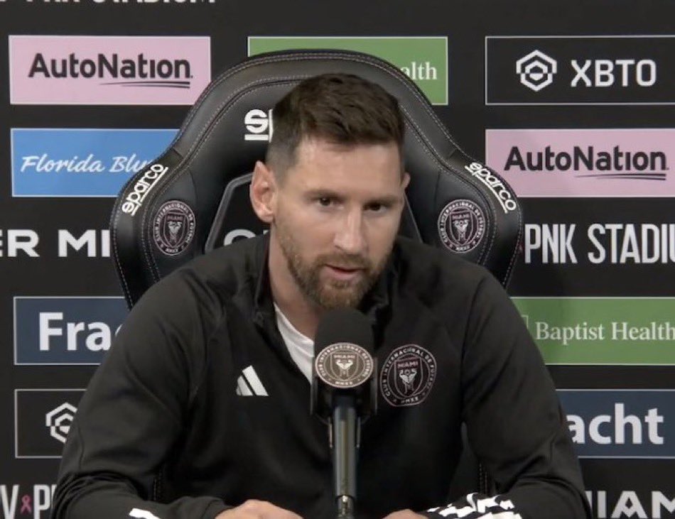 MediaParisien's tweet photo. 🇦🇷 Leo Messi : « Je suis très heureux parce que c'était mon choix de venir à l’Inter Miami, contrairement à quand je suis allé à Paris, ça a été une décision rapide. Je ne voulais pas quitter Barcelone. Venir au PSG c’était ni souhaité, ni prévu. »

Et certains voulaient plus de respect de la part des supporters hein… 🙄