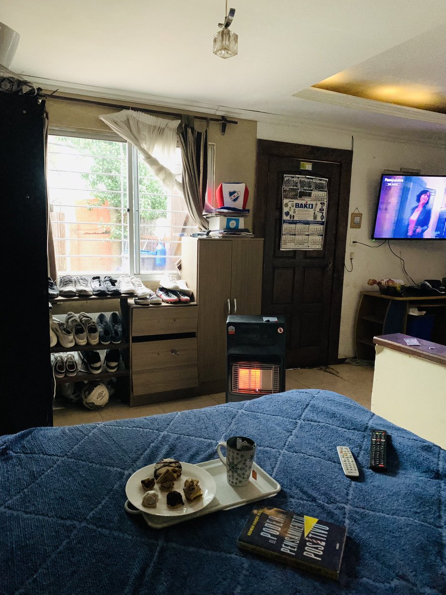 Lluvia, un buen libro y algo rico. #Nomolestar 🌧️🙌🏻😌🔋