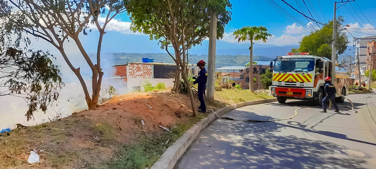 floridabomberos's tweet photo. En la #mañana, #unidadesbomebriles lograron #extinguir un #incendio en #coberturavegetal con #residuossólidos en el #barrio #Bellavista del #municipio de #Girón, afectando aproximadamente 80 mts².  El #CBVF recomienda no realizar #quema de #residuos para evitar afectaciones. https://t.co/75APfsz0tU