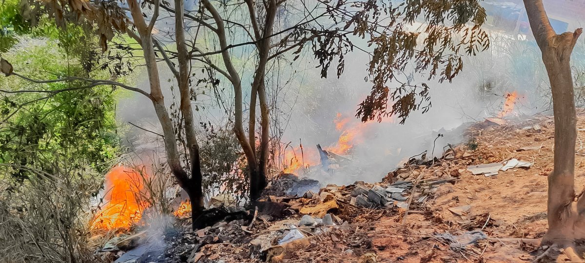 floridabomberos's tweet photo. En la #mañana, #unidadesbomebriles lograron #extinguir un #incendio en #coberturavegetal con #residuossólidos en el #barrio #Bellavista del #municipio de #Girón, afectando aproximadamente 80 mts².  El #CBVF recomienda no realizar #quema de #residuos para evitar afectaciones. https://t.co/75APfsz0tU