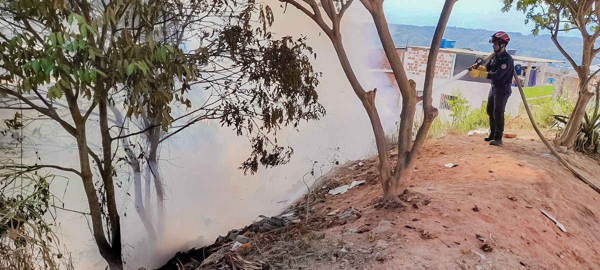 floridabomberos's tweet photo. En la #mañana, #unidadesbomebriles lograron #extinguir un #incendio en #coberturavegetal con #residuossólidos en el #barrio #Bellavista del #municipio de #Girón, afectando aproximadamente 80 mts².  El #CBVF recomienda no realizar #quema de #residuos para evitar afectaciones. https://t.co/75APfsz0tU