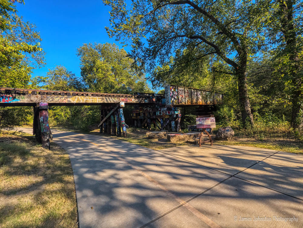 Element321's tweet photo. The old Houston & the Texas Central Railway Company Bridge was built in 1910. Today its used as an art installation that local seniors paint on yearly. Allen TX #TexasHistory #ExploreTexas #ForgottenTreasure #Texas #vanishingtexas #photography #TeamPixel #GooglePixel7Pro #Pixel7 https://t.co/d21bt3Syob