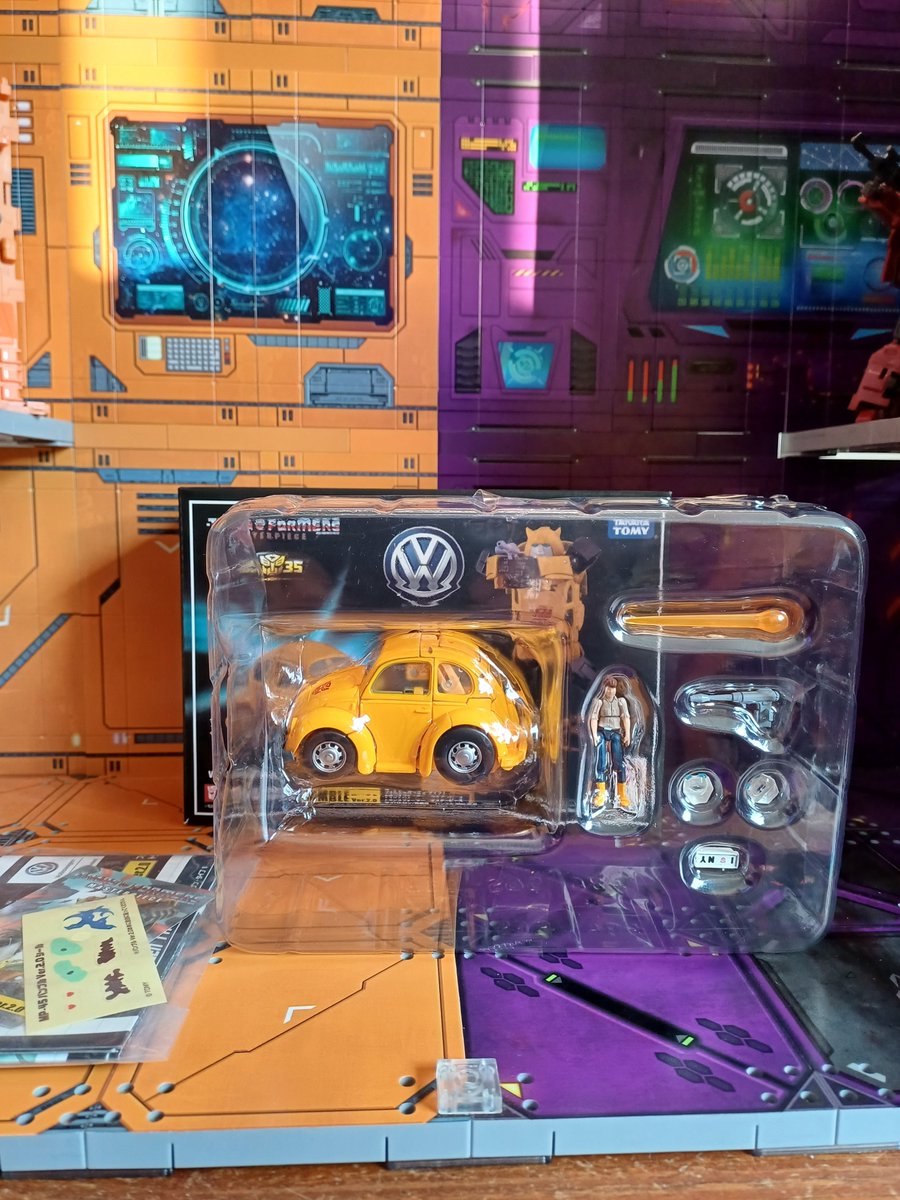 Kureigu8's tweet photo. 1/3 New in from @ShowZStore .
KO MP-45 Bumblebee 2.0, looks good out of the box apart from one of the hood tabs not wanting to go all the way in, might need to file it to fit better? #Transformers #Masterpiece #MP45 #KO #VWBug #Altmode #Bumblebee #G1 #ShowZstore https://t.co/GTa4gBO669