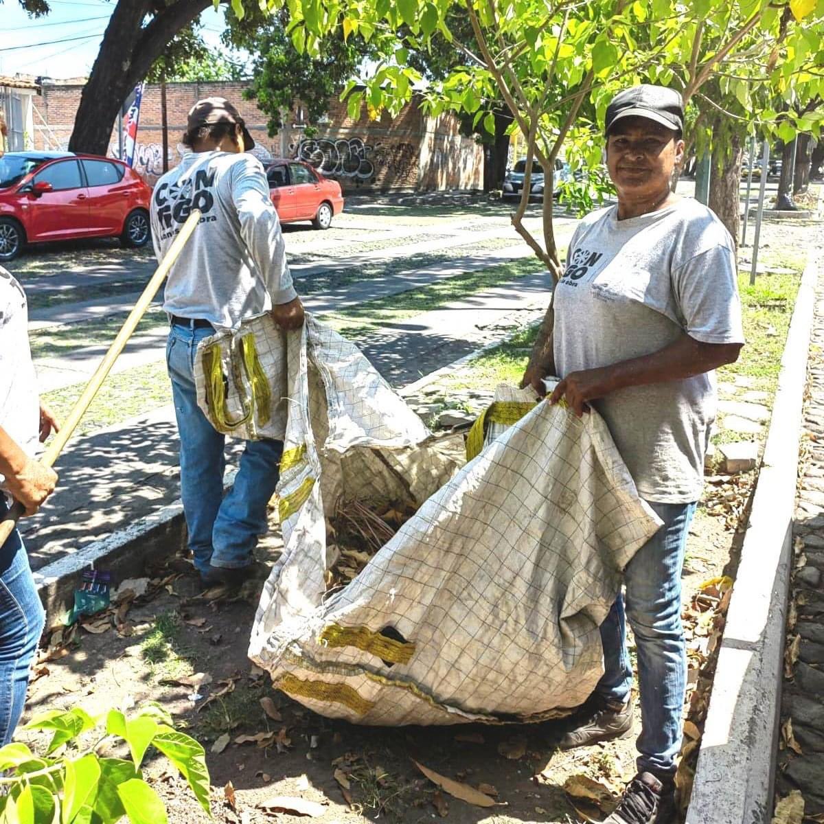 ColimaMunicipio's tweet photo. ¡Con mucho optimismo las compañeras y compañeros del Ayuntamiento ponen #ManosALaObra en tus espacios!
Atendieron le camellón de la Av. Ignacio Sandoval para tener el #ColimaLimpio que mereces. https://t.co/wEb2wD8TMW