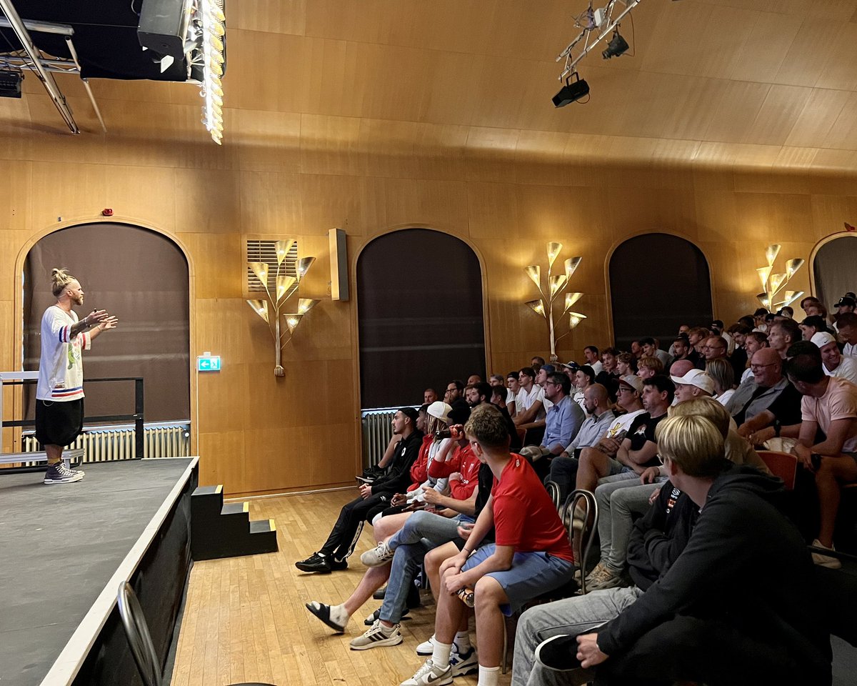 Inspirerande workshop idag med <a href="/huskurage/">Huskurage</a> på temat idrottens ansvar - hur trygga omklädningsrum bygger ett tryggt samhälle!

Kul att samarbeta med <a href="/dif_degerfors/">Degerfors IF</a> där A-lag, juniorlag &amp; ledare från Ungdom/Akademin deltog. 💙♥️

Tack även RF-SISU &amp; Karlskoga Pride!👊
#BIKKarlskoga