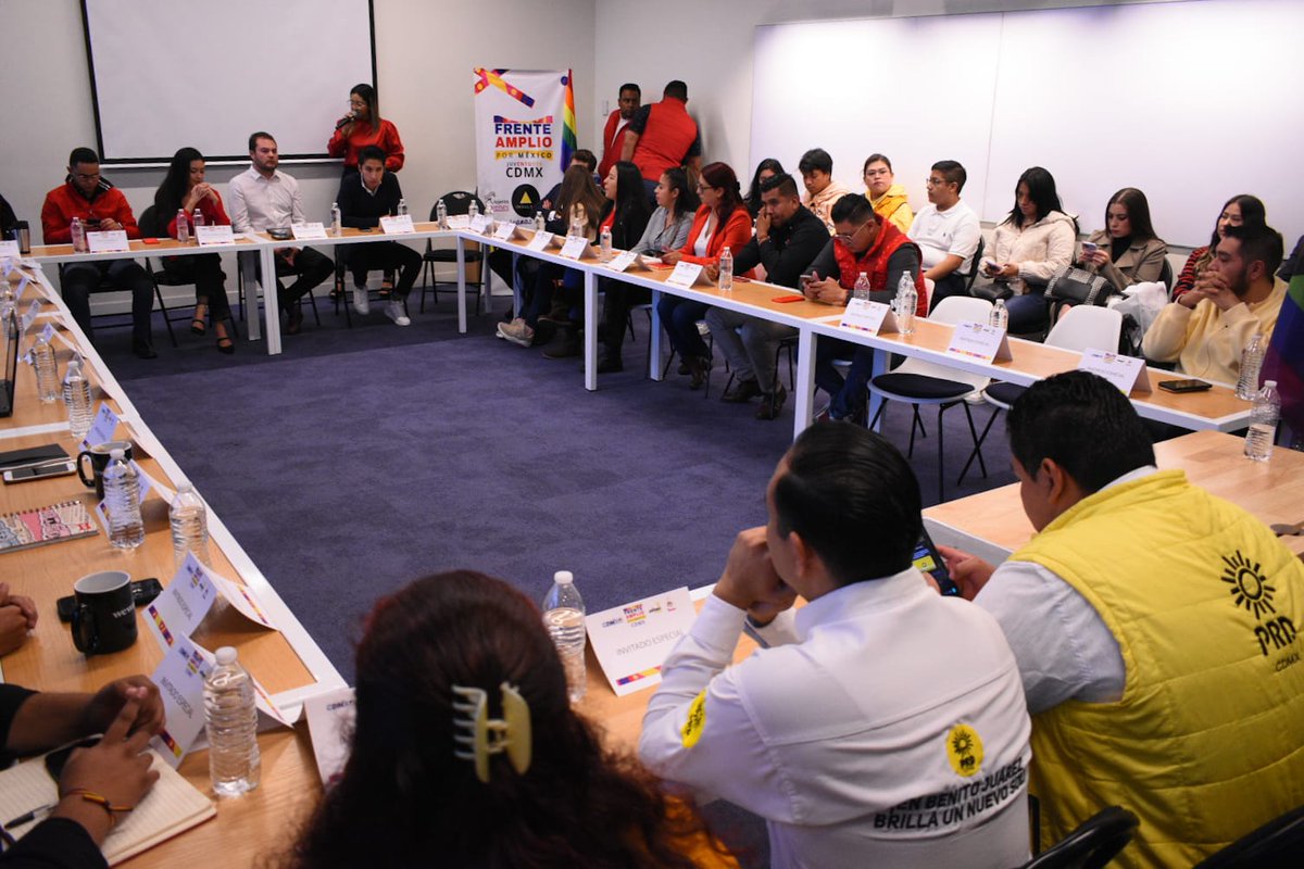 prdbjcdmx's tweet photo. Siempre seremos participes en la construcción de una agenda transversal en favor de las juventudes y su involucramiento en la política, siendo el #FrenteAmplioPorMexico quien respalde estas casusas y las transforme en políticas públicas.
#PRDBJ #PRDCDMX #NoraArias #PRDsomosTODOS https://t.co/r7VjEMIij4
