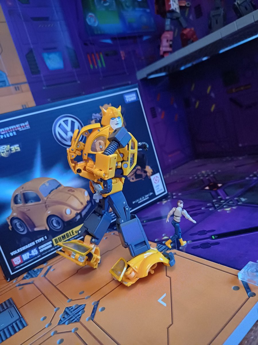 Kureigu8's tweet photo. 2/3 Transformation was easy to follow from instructions, hinges and joints are very tight which made moving everything into place a bit scary but nothing broke. Bot mode looks great and feet aren't as bad looking in person #Transformers #Botmode #Bumblebee #G1 #MP45 #KO https://t.co/EQWCFOdZ0J
