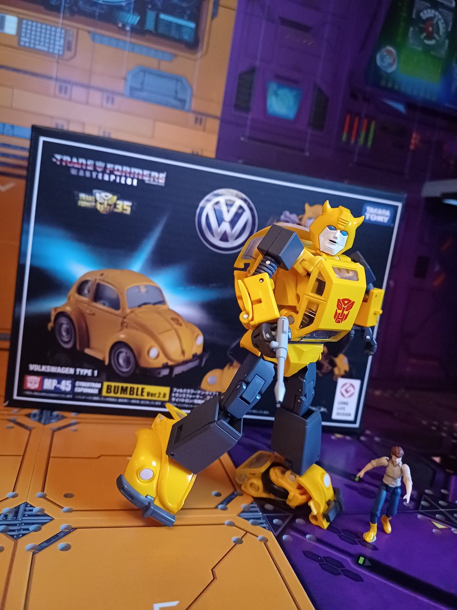 Kureigu8's tweet photo. 2/3 Transformation was easy to follow from instructions, hinges and joints are very tight which made moving everything into place a bit scary but nothing broke. Bot mode looks great and feet aren't as bad looking in person #Transformers #Botmode #Bumblebee #G1 #MP45 #KO https://t.co/EQWCFOdZ0J