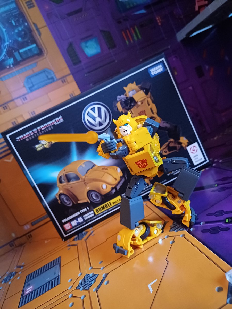 Kureigu8's tweet photo. 2/3 Transformation was easy to follow from instructions, hinges and joints are very tight which made moving everything into place a bit scary but nothing broke. Bot mode looks great and feet aren't as bad looking in person #Transformers #Botmode #Bumblebee #G1 #MP45 #KO https://t.co/EQWCFOdZ0J