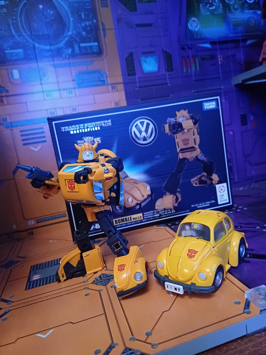 Kureigu8's tweet photo. 3/3 I don't think I'll get rid of my MP-21 he's too much fun with all the extra faces he has to play with but 2.0 is still a good version to have. #Transformers #Masterpiece #MP45 #MP21 #KO #Bumblebee https://t.co/DiWoV5K0Hm