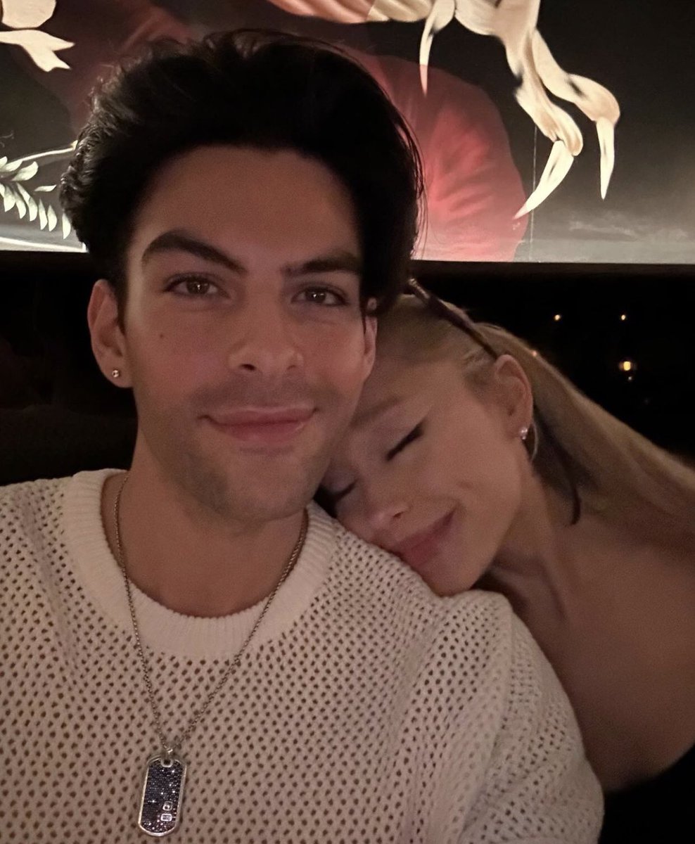 infoari's tweet photo. Novas fotos de Ariana com dois gays. ❤️ https://t.co/eyznVbwcKy