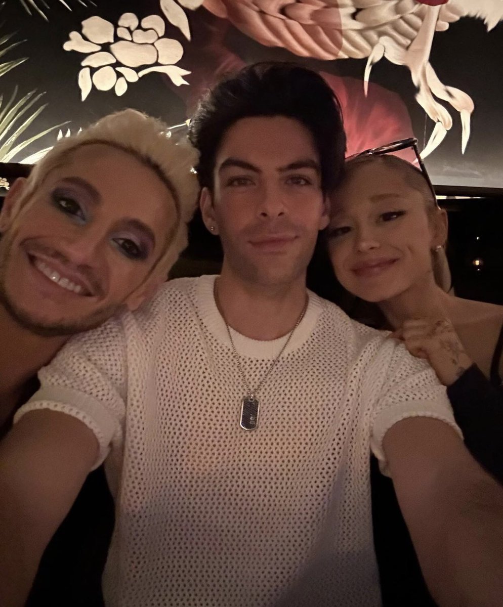 infoari's tweet photo. Novas fotos de Ariana com dois gays. ❤️ https://t.co/eyznVbwcKy