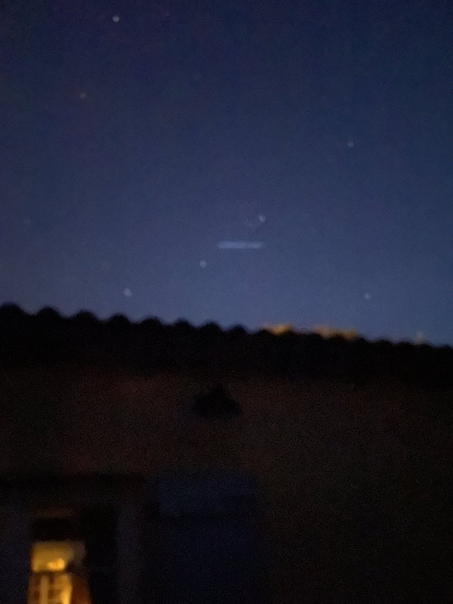 Think I saw these over Toulouse tonight… white line in the sky👇🏻