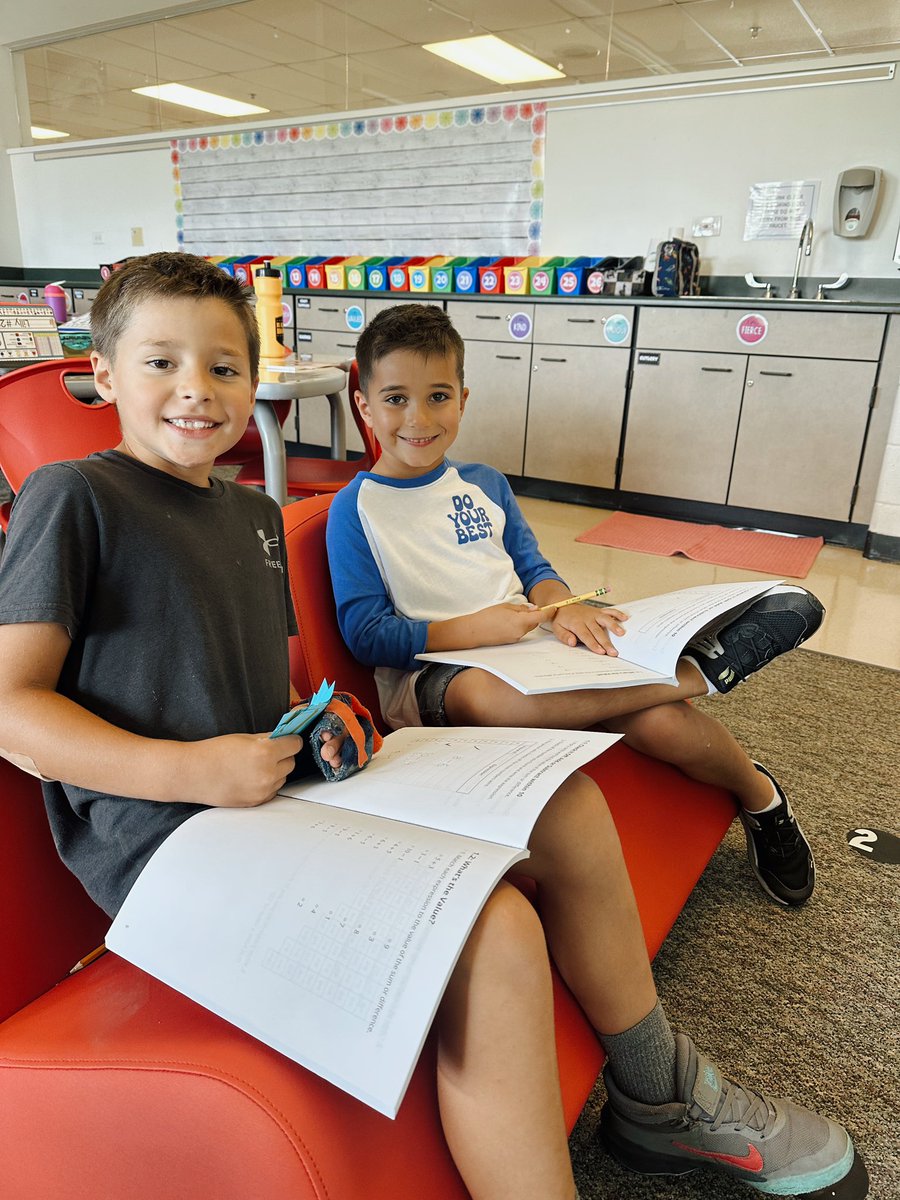 What makes math more fun? Getting to work in partners with flexible seating! 2nd grade mathematicians rocked it today👏🏼🤩 #Empower95 #bettertogether95