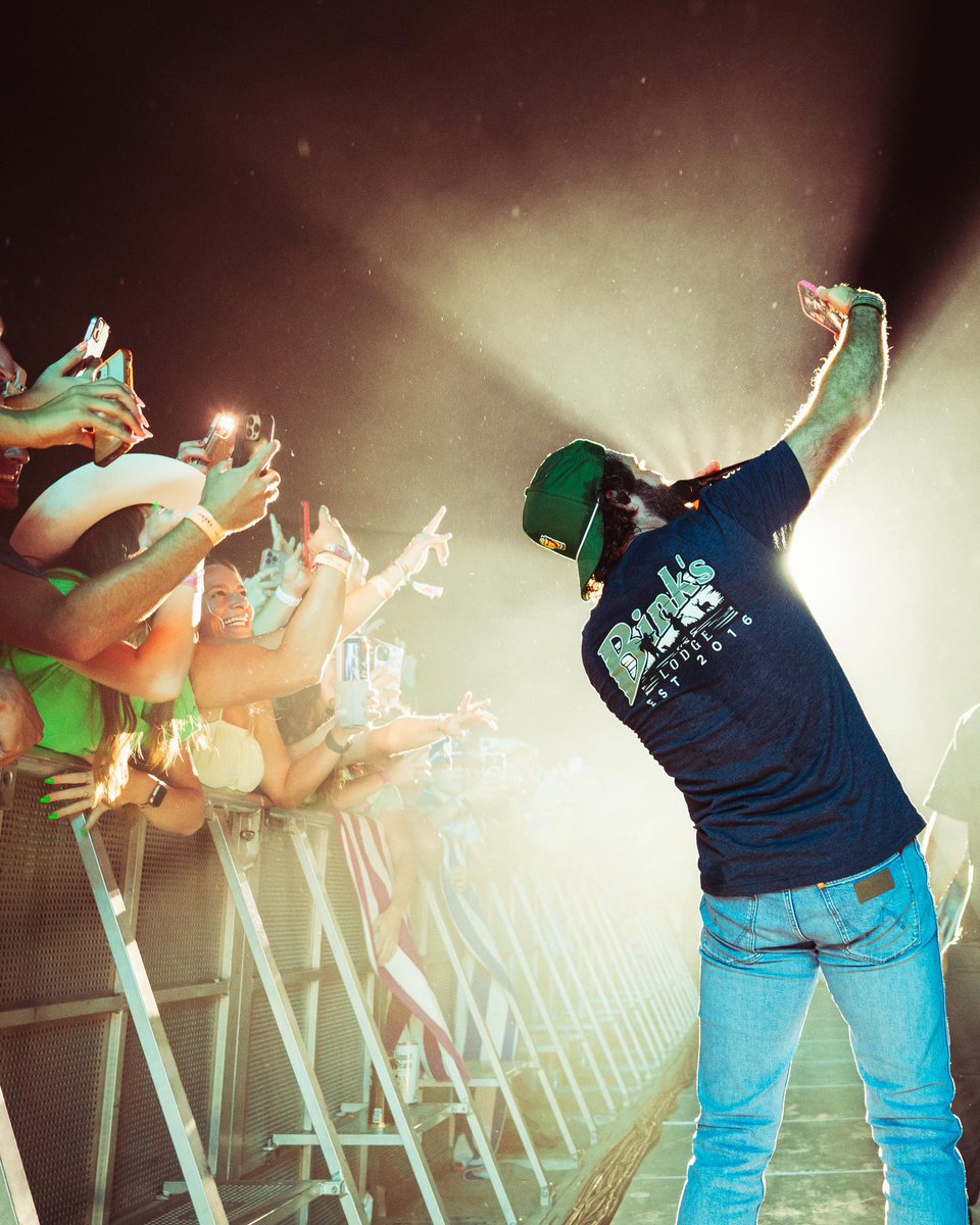 ThomasRhett's tweet photo. What. A. Crowd.
@TidalWaveFest - yβall were legendary last weekend! Never a dull moment in Atlantic City π‘π
See you guys in OKC tonight!
#TidalWaveFest https://t.co/hDZB8hX1zO