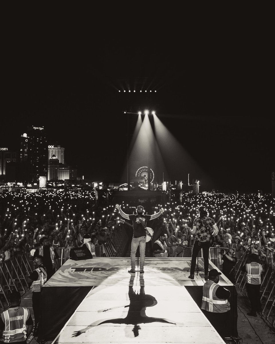 ThomasRhett's tweet photo. What. A. Crowd.
@TidalWaveFest - yβall were legendary last weekend! Never a dull moment in Atlantic City π‘π
See you guys in OKC tonight!
#TidalWaveFest https://t.co/hDZB8hX1zO