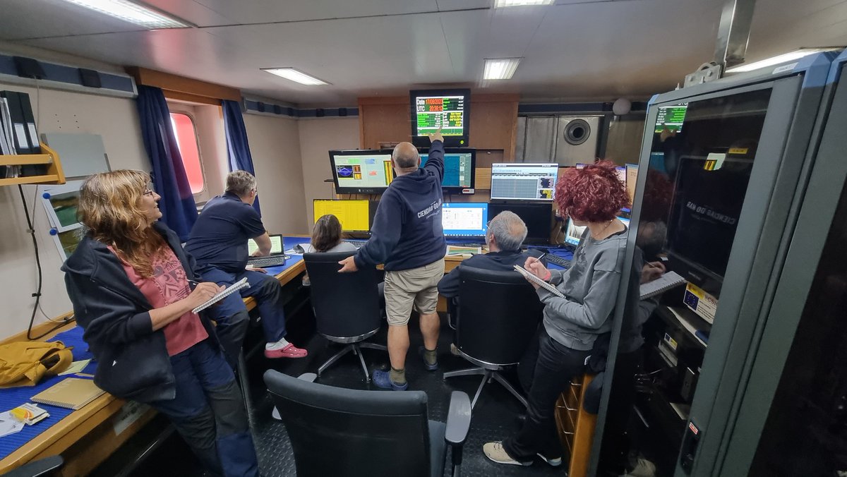UvigoXm1's tweet photo. 17/08/2023 20:16 UTM- Llegamos a la primera zona de muestreo. Comenzamos registrando batimetría y perfil de relleno sedimentario con el apoyo de miembros de la @utm_csic
#BOCATS2_2023 https://t.co/YifYQXuR8e