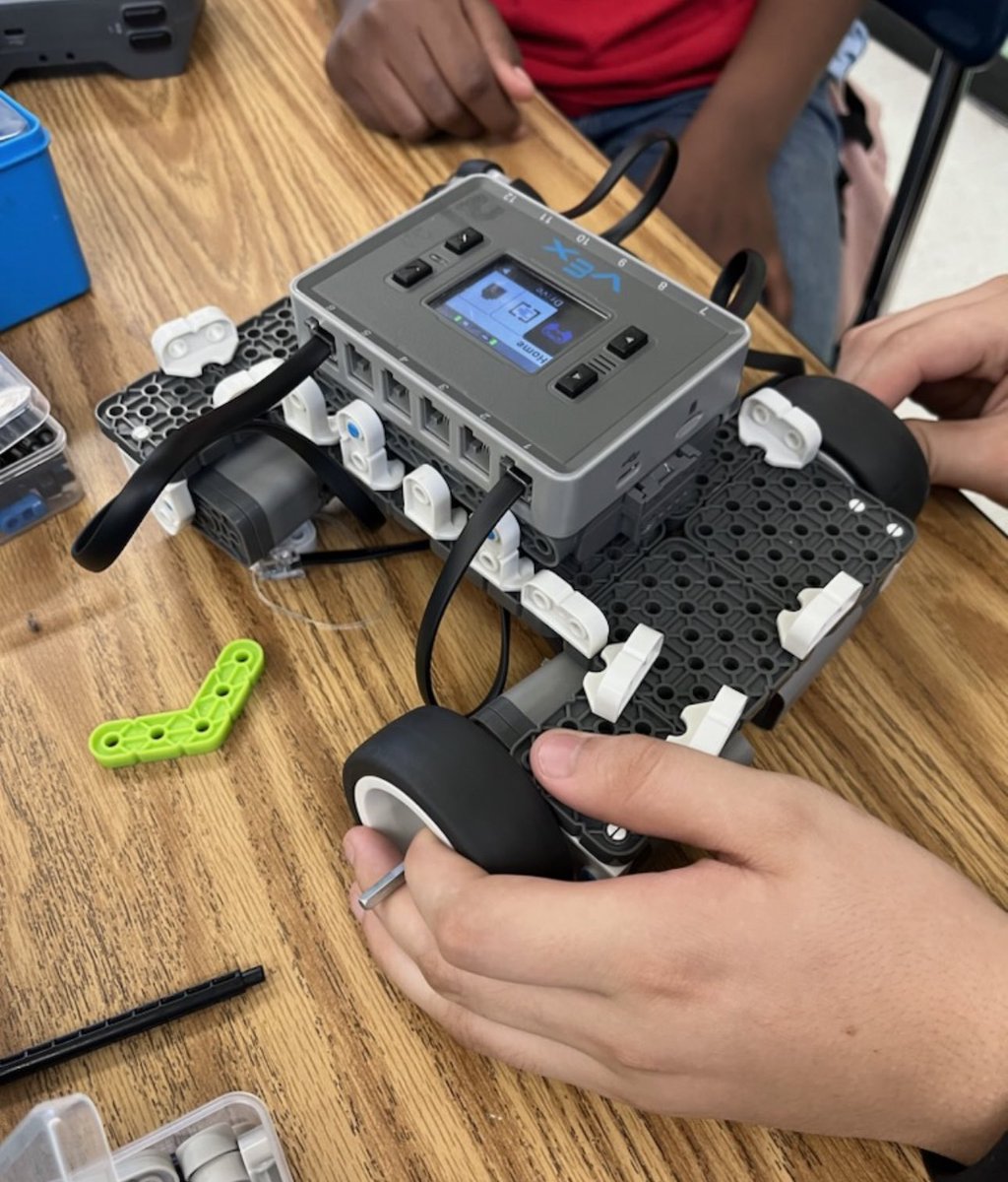 3RamosRichard's tweet image. Excited students back in business with #Robotics #VexRobotics on the 4th day of school.  They run to their elective! @LASchoolsNorth