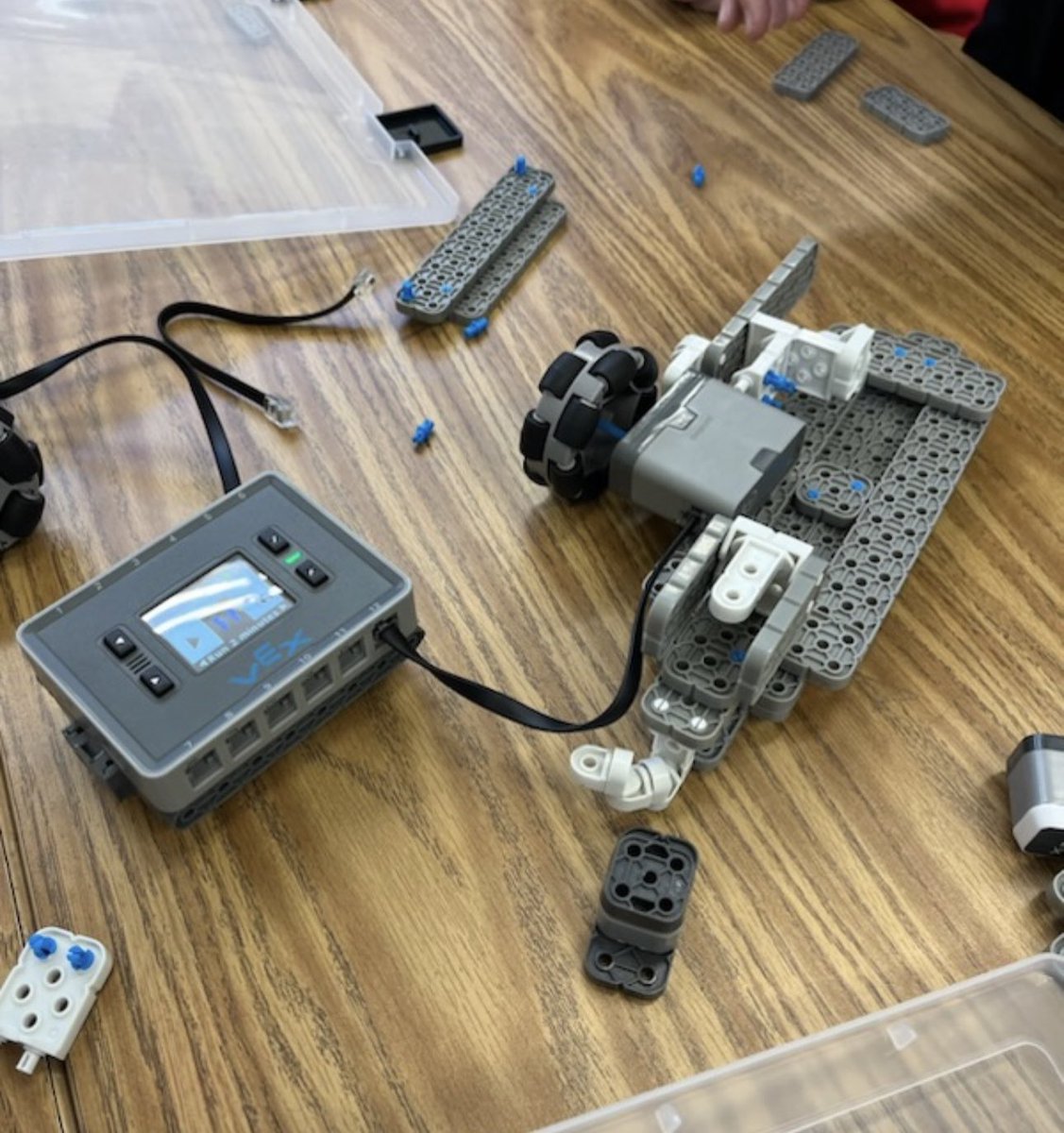 3RamosRichard's tweet image. Excited students back in business with #Robotics #VexRobotics on the 4th day of school.  They run to their elective! @LASchoolsNorth