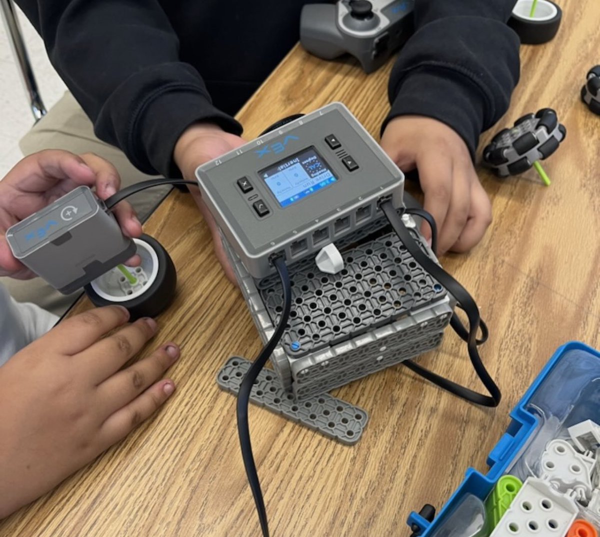 3RamosRichard's tweet image. Excited students back in business with #Robotics #VexRobotics on the 4th day of school.  They run to their elective! @LASchoolsNorth