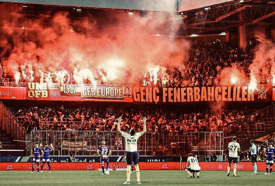 BU TAKIMDAN BU TARAFTARDAN HELE KI GFB EUROPEDEN BAYRAK PANKART ALMAK KOLAY MI OEVLADLARI DAYAK YIYIP KOYUNUZE DONERSINIZ KRALINIZ DA BIDAHA BOYLE YILDIZ TOPÇULAR GÖREMEZ