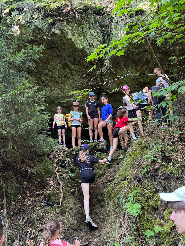 TuGLeipzigeV's tweet photo. Wandern, Training, Freibad... Das war unser #Sommerlager der #Sportakrobaten in #Sitzendorf. Wie ihr seht, hatten wir eine tolle gemeinsame Zeit. 🥰  #sogehtsaechsisch #simplysaxony https://t.co/jqHmkjHS65