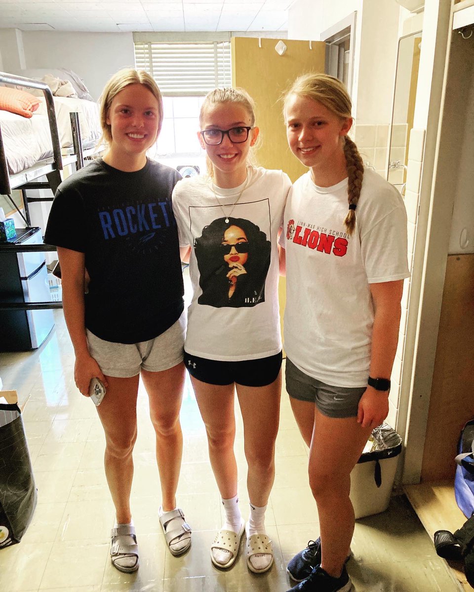 DuhawkWBB's tweet photo. Move in day! We are so excited to have our 3 new Duhawks on campus! Special shout out to some upperclassmen for helping them move in #theduhawkway https://t.co/4nY9RNaZEp
