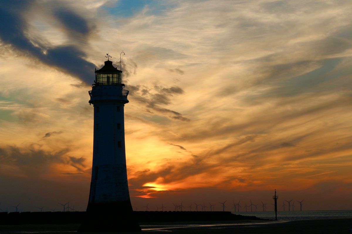 First day of an 80 hour week 🤨 still I managed to grab these at #NewBrighton on my way home @StormHour @ThePhotoHour @BBCNWT #lighthouse #clouds #skyart