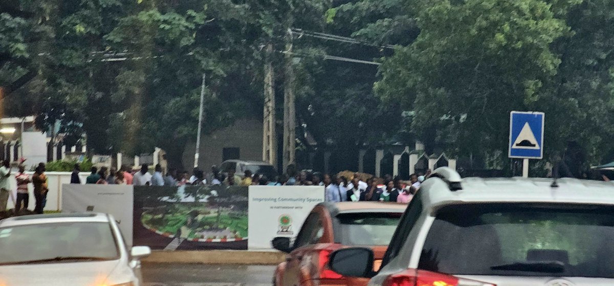 AAA_Grey's tweet photo. Why do foreign Embassies treat us this badly ... 
This is the American Embassy... how long will this continue???

Actually, it was drizzling when this pick was taken ....
#EmbassiesInGhana 
#Visas 
.@metrotvgh https://t.co/vmfyfU5vZW