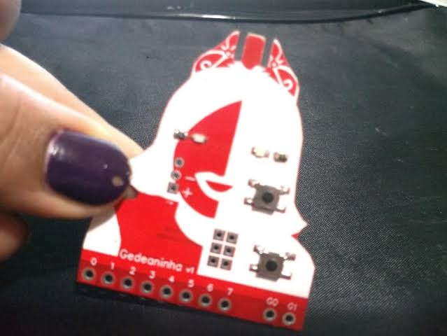 Eu tenho a minha versão #arduino chamada #Gedeaninha criada pelo meu amigo Octávio Nogueira em 2017. É uma placa voltada para circuitos vestíveis como a Lilypad, mas com formato da minha logo. Em 2018 foi realizada uma campanha no Catarse e atingimos 60% da meta, foi incrível!