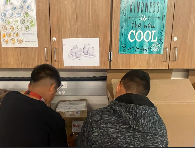 LISDSTEM's tweet photo. @Hedrick_MS STEM Ss are growing their understanding of biomedical engineering by predicting the use and material make up of a variety of medical devices. @craginl @beimerjLISD @crosby_a1 #LISDSTEM https://t.co/Y5LzV1AG8h