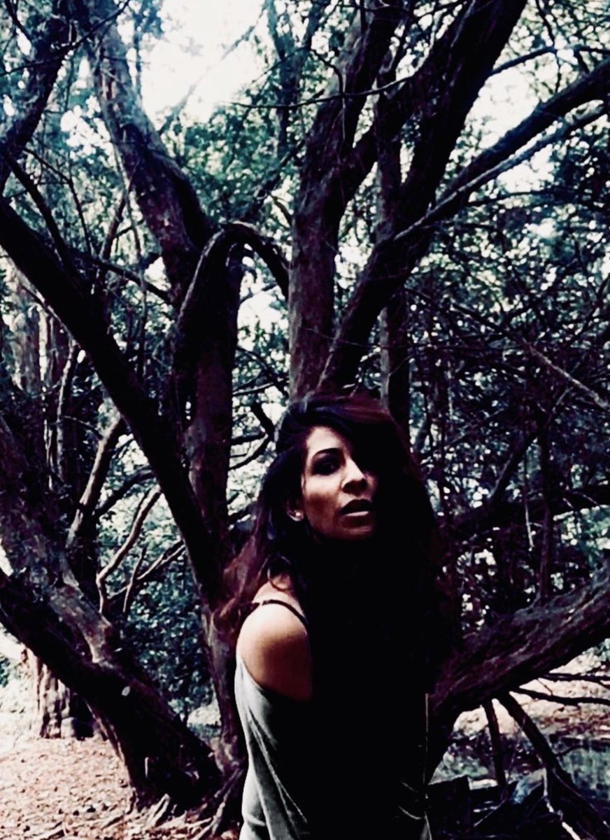 xiaouiris's tweet image. I See My Moon Waning In The Snow
&amp;amp; I Watch Her Burn For Hours
She Is Not Screaming Because She Knows,
The Forest Now Fears Her Powers

- Moon Fell In The Forest 🎤🎹🎵 Coming Soon… XI 

我看到我的月亮在雪地里残雪

森林现在害怕她的力量